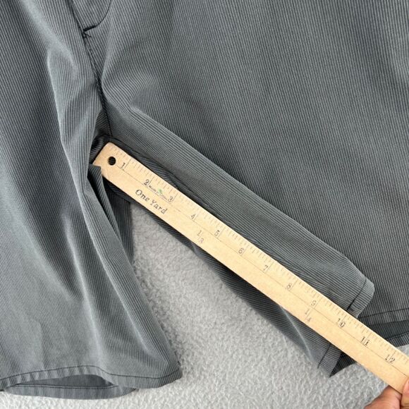 Travis Mathew Shorts Mens Size 34 Golf Gray White Pinstripe casual athleisure - Picture 7 of 10